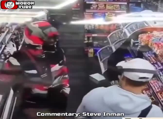 Video :In a supermarket, he attempts to rob the incorrect individual